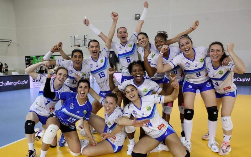 Plantilla del CV Haris celebrando un triunfo