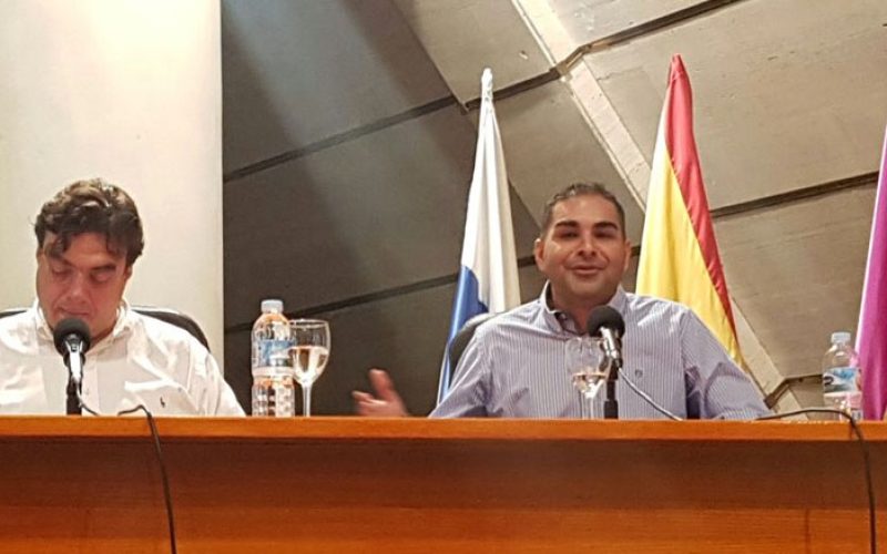 Los periodistas Xuáncar y Manoj Daswani.