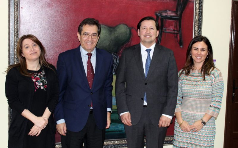 El rector Antonio Martinón y la vicerrectora de Internacionalización junto a la delegación chilena.