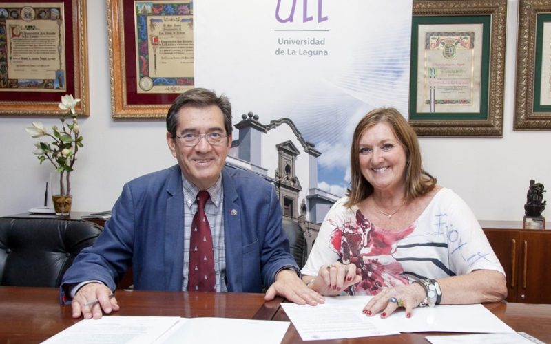 La Asociación Alumni dona un fondo documental a la ULL. Antonio Martinón y Carmen Pitti.