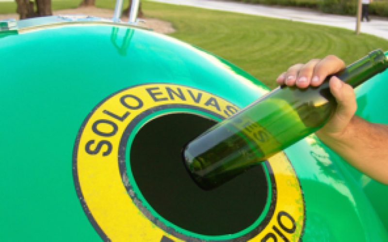 La Complutense impulsa el reciclaje de vidrio benéfico