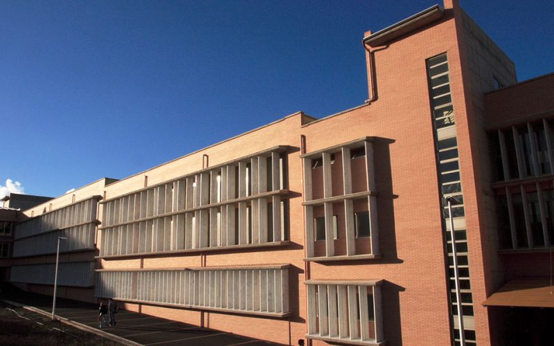 Escuela de Ingeniería y Tecnología