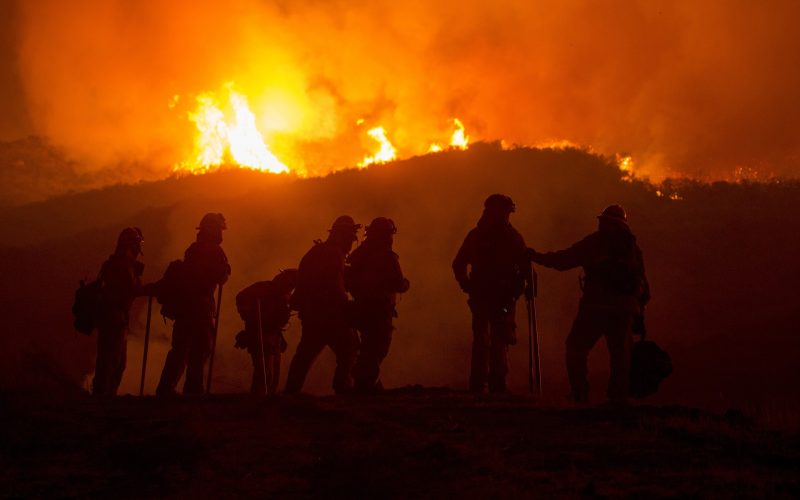 Bomberos en un incendio forestal