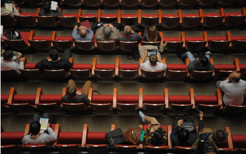 Personas sentadas en un teatro