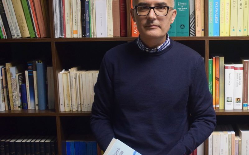 Jose Antonio González posa con un libro de genealogía.