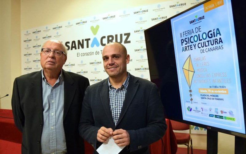 El concejal de Promoción Económica del Ayuntamiento de Santa Cruz, Alfonso Cabello, y el decano del Colegio Oficial de Psicología, Juan Enrique Hernández | Fuente: Europa Press