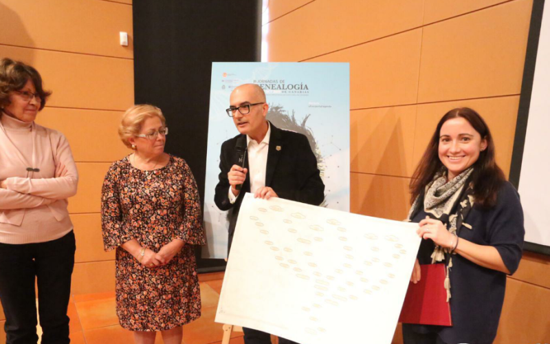 La profesora Rosa Fregel recibe su árbol genealógico materno