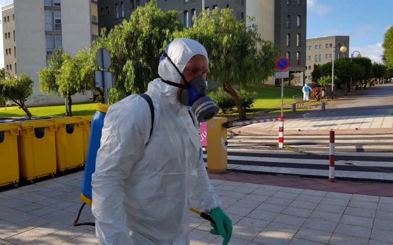 Tareas de fumigación en el Campus de Guajara