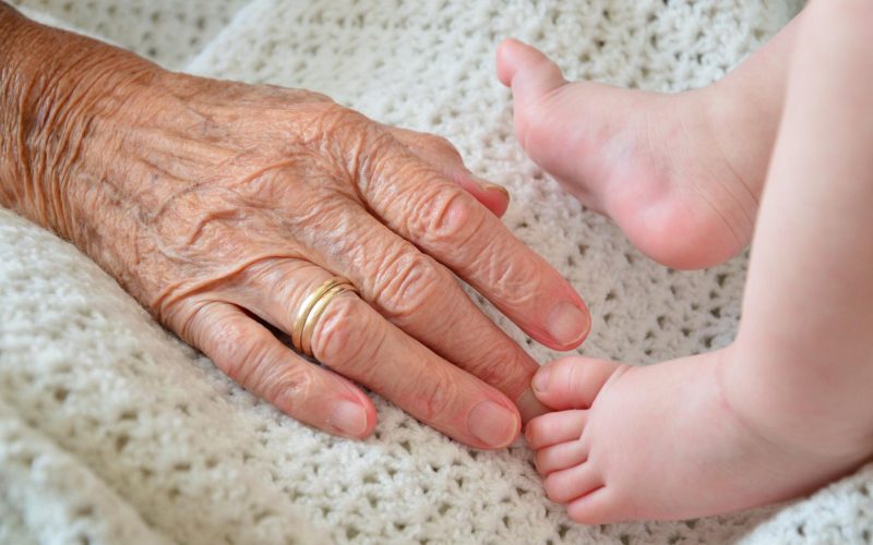 Las personas mayores, el pilar de las familias