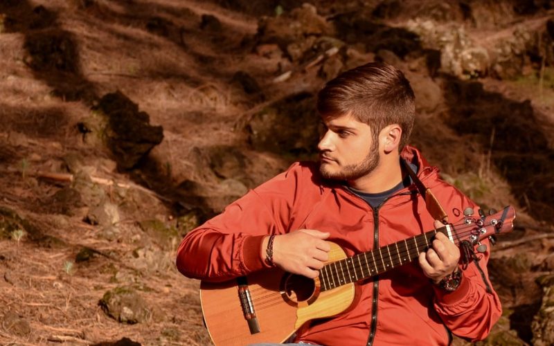 Aarón González, lutier desde la adolescencia. Foto: PULL