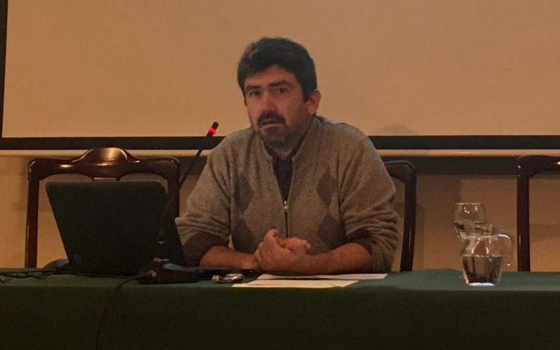 Roberto J. González Zalacain en la conferencia sobre conflictos marítimos
