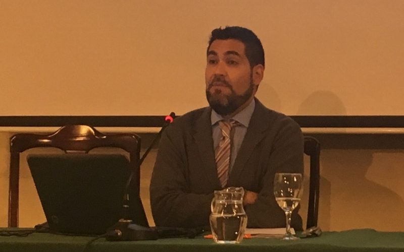 Víctor Muñoz Gómez en la conferencia sobre travesías, piratería y guerras navales.