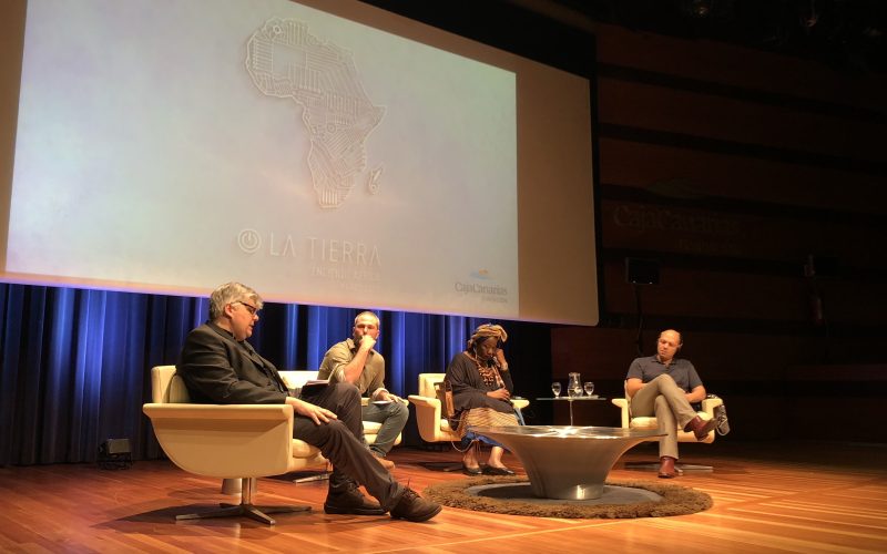 El moderador Álvaro Marcos Arvelo junto a los ponentes Xavier Aldekoa, Aminata Traoré y Jarreth Merz