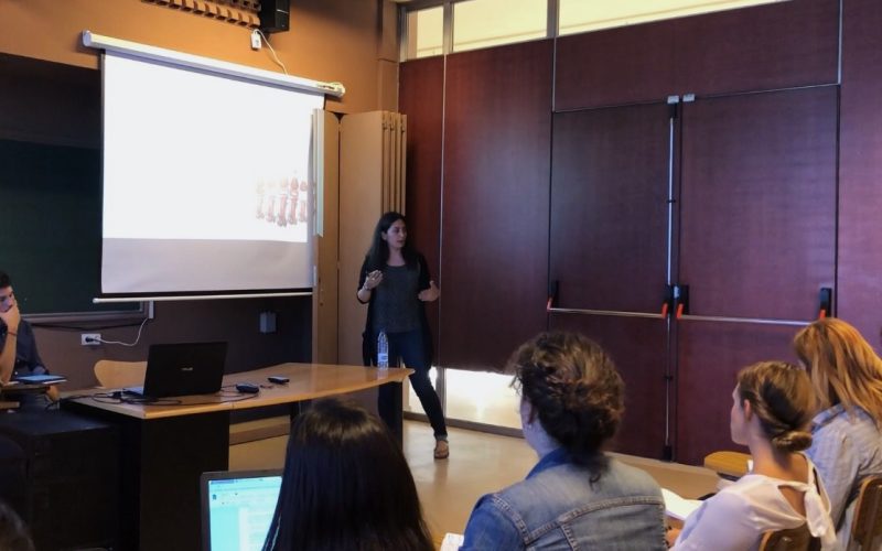 La Dr. Eleftheria Lekakis durante el curso Ciudadanía red