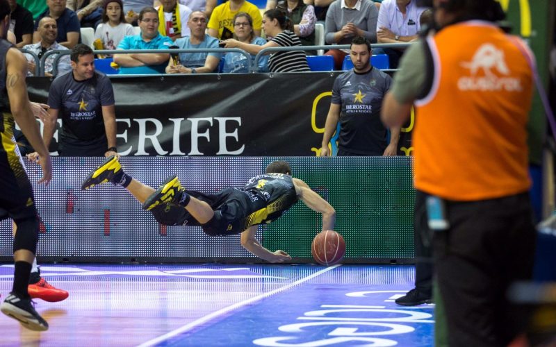 Nico Richotti se lanza a por un balón