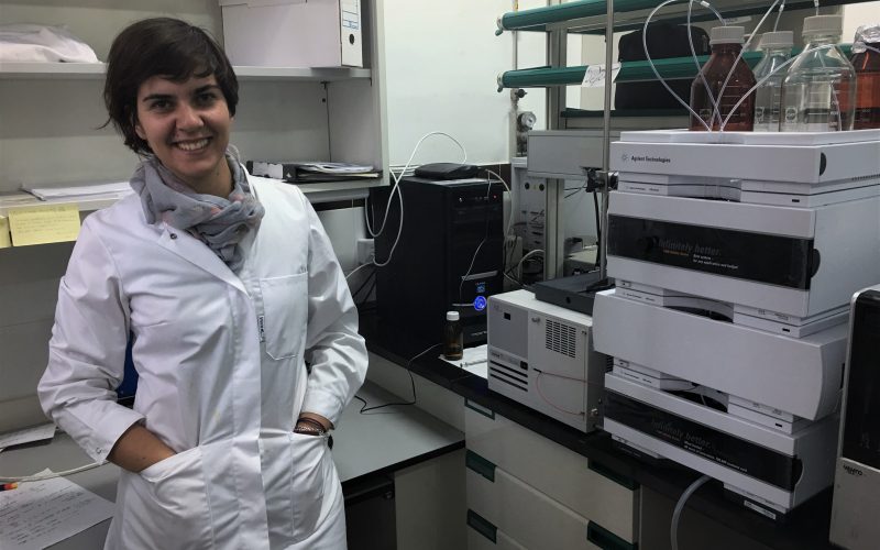 Priscilla Rocío Bautista en el laboratorio de Química Analítica de la Universidad de La Laguna