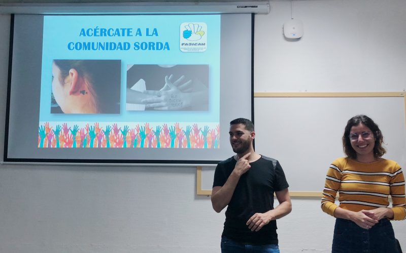 Kevin Pérez y Melanie Jorge Rodríguez en la ponencia "Acércate a la Comunidad Sorda"
