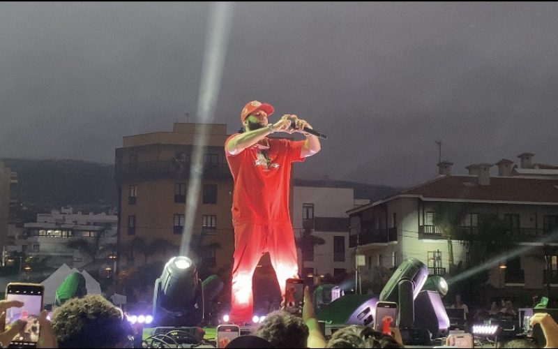 El Alfa envía un corazón a sus fans. Foto: Esmeralda B