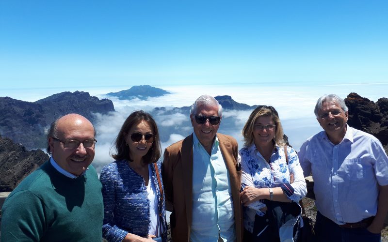 Mario Vargas Llosa e Isabel Preysler en su visita al IAC, imagen tomada de la web del Instinto de Astrofísica de Canarias