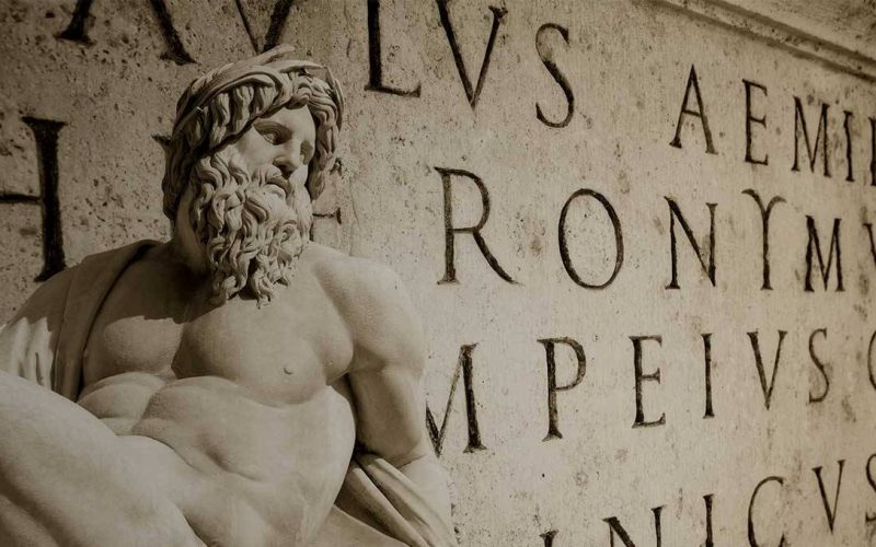Estatua romana de mármol con escritos latinos