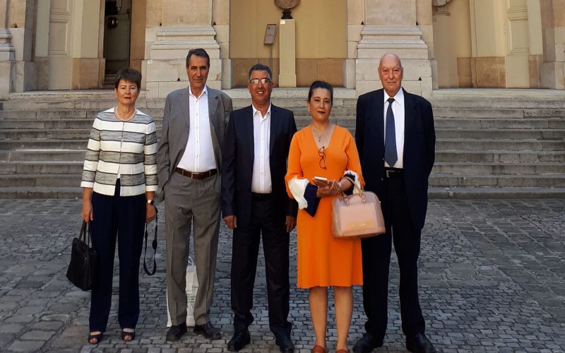 Marzol, primera por la izqueirda, con el equipo marroquí en la recogida del premio en París