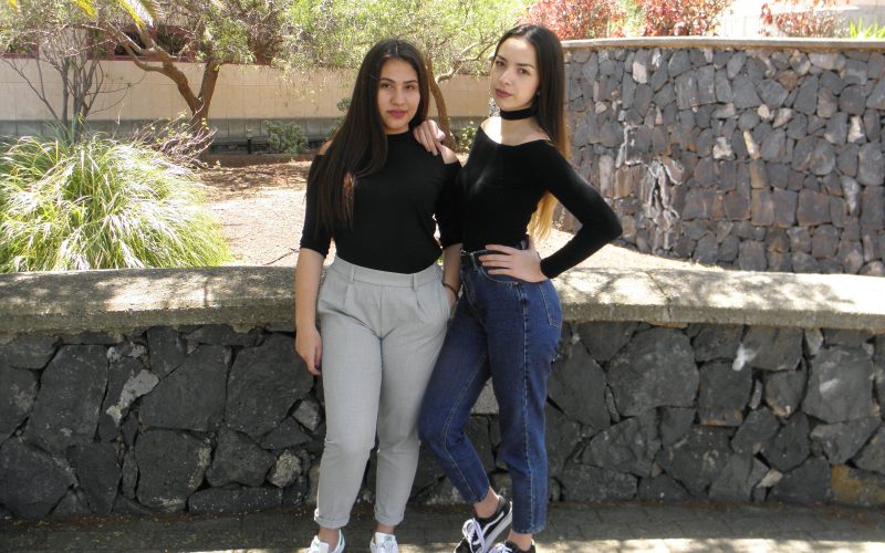 MELANIE Y ADRIANA