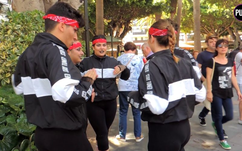 Mueca llena de creatividad las calles