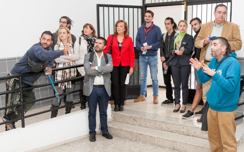Los grafiteros Sabotaje al montaje y Hamer dirigen una visita por sus murales