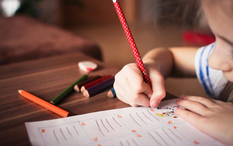 niña escribiendo