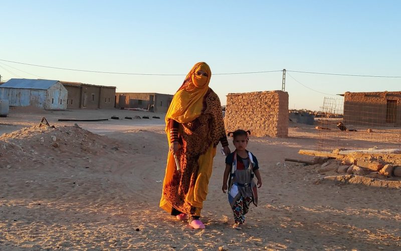 niña y madre saharauis