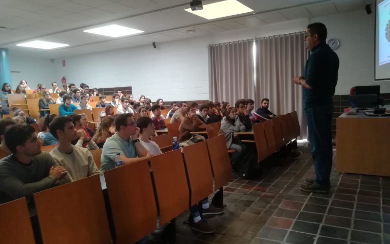 Charla "¿Virus y Física