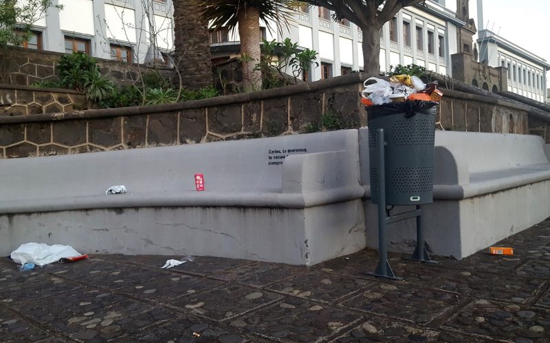 Basura en el Campus Central de la ULL