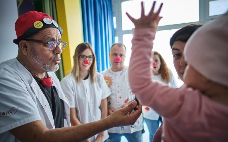Asociación Niños con Cáncer Pequeño Valiente participando en actividades en la planta de oncología Foto: PULL