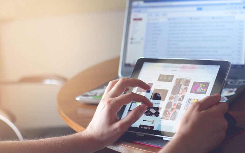 6 de cada 10 internautas menores a 45 años utiliza las redes sociales como fuente informativa. Foto: PULL