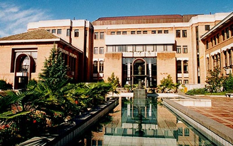 La Universidad Tsinghua titulará solo a los estudiantes que sepan nadar