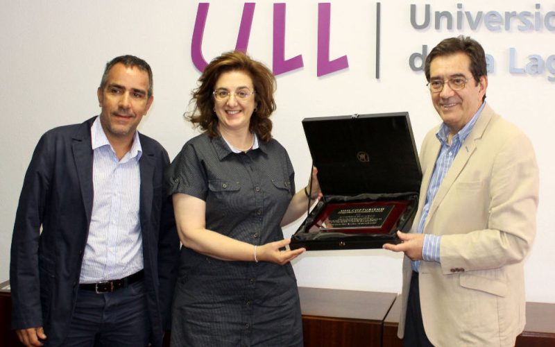 Martinón entrega a Turismo una placa que los profesionales del sector otorgaron a la ULL