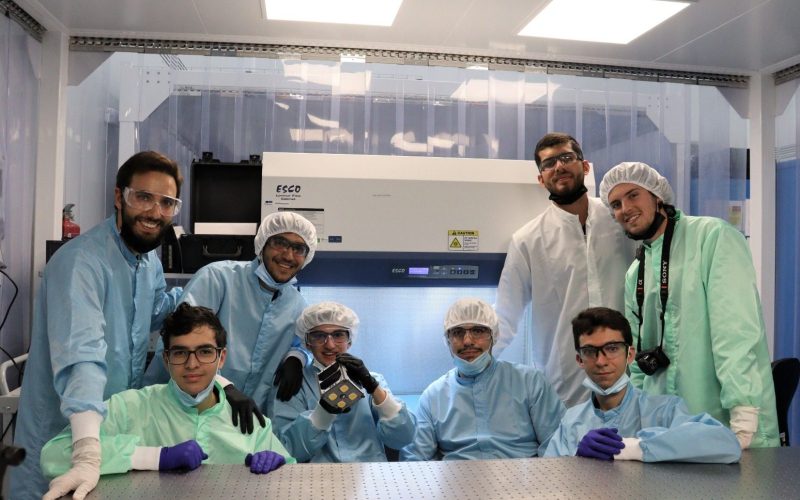 El equipo trabajó en las instalaciones del IACTEC para montar el satélite. Foto: T. López