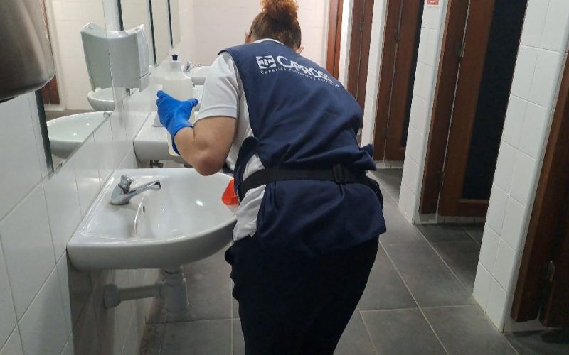 Empleada del servicio de limpieza en la ULL
