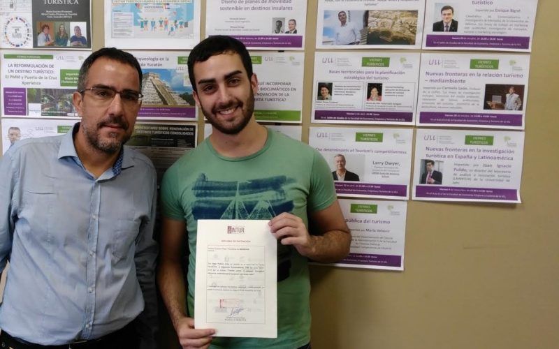 El profesor Raúl Hernández y el estudiante galardonado por REDINTUR, Hugo Padrón