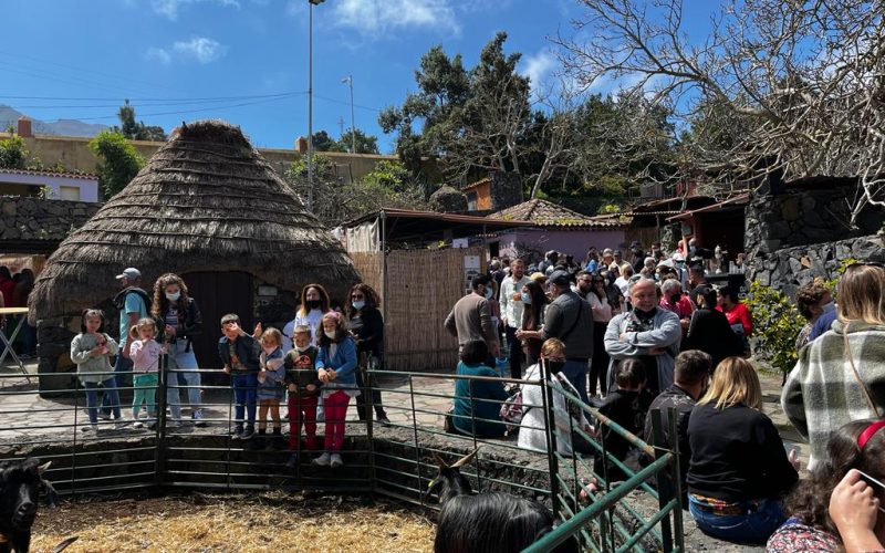 El público disfruta de los puestos y exposiciones de la Feria del Queso. Foto: J. Vega