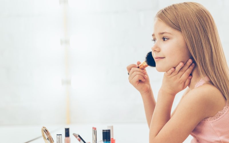 Menor utilizando productos cosméticos. Foto: PULL