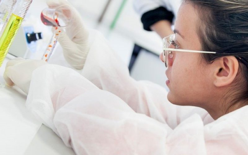 Más de medio millar de jóvenes experimentan en la ULL con la química