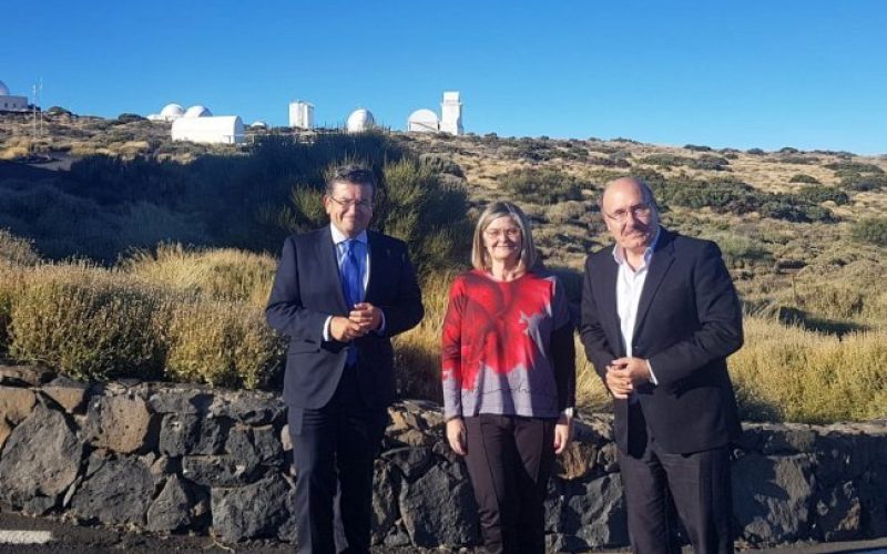 Juan Ramón Fuertes, director territorial de CaixaBank en Canarias;  Natalia Aznárez, directora de la Fundación CajaCanarias, y Rafael Rebollo, director del IAC