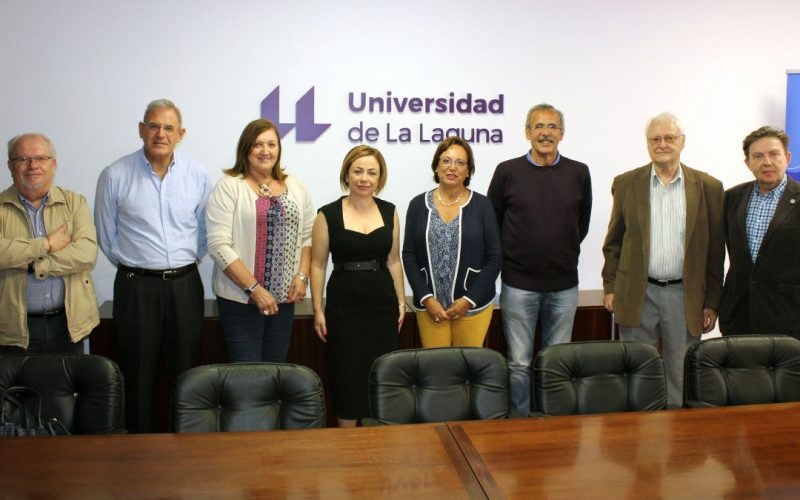La rectora, junto a la junta directiva de Alumni ULL.