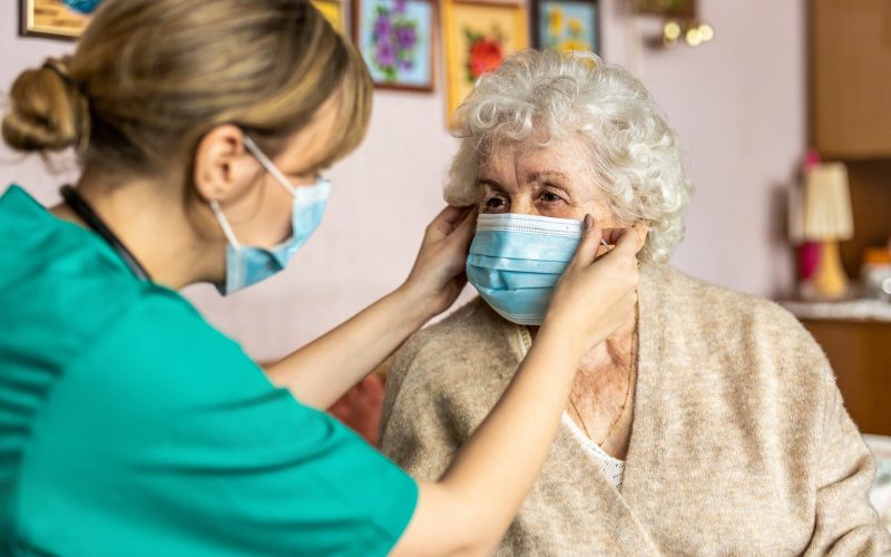 La crisis sanitaria ha reforzado las desigualdades en las tareas de cuidado. Foto: Shutterstock.