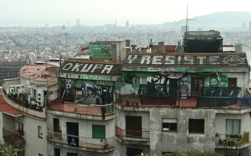 Edificio con el lema del movimiento en el tejado. Foto: PULL