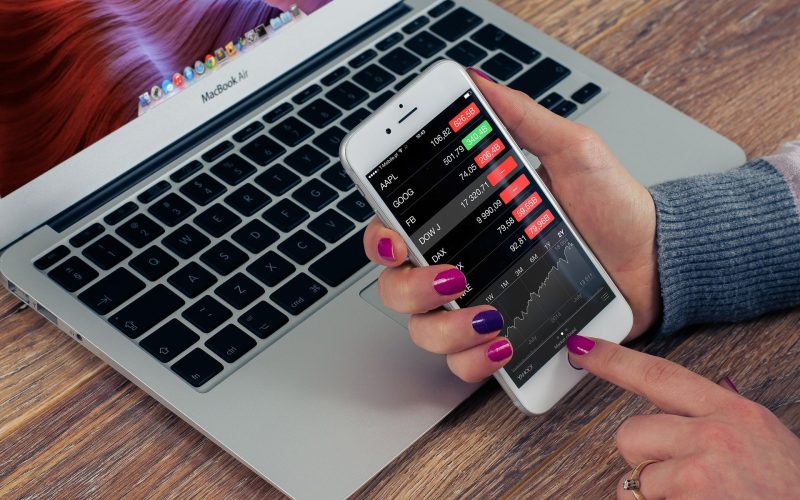 El curso plantea como objetivos conocer las características y necesidades del comercio electrónico.
