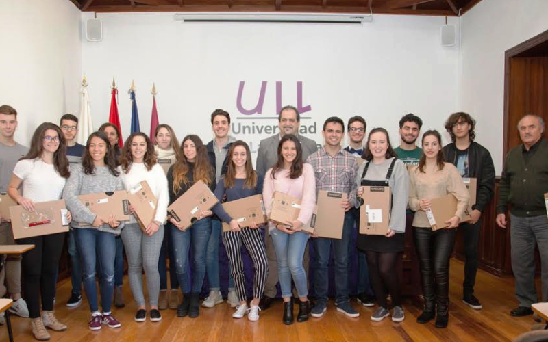 La ULL entrega tabletas a los 18 mejores expedientes de acceso a la Universidad
