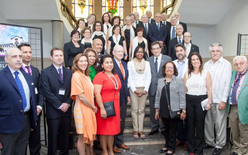 Foto de familia de la visita de  la Delegación de San Antonio de Texas a la UlLL
