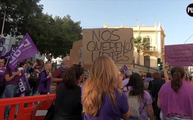 Un año más, mujeres y hombres tinerfeños viven la revolución feminista